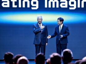 郭台銘滿頭白髮現身鴻海科技日！劉揚偉：沒郭董就沒現在的鴻海…從手機、AI到電動車「變身垂直整合廠」